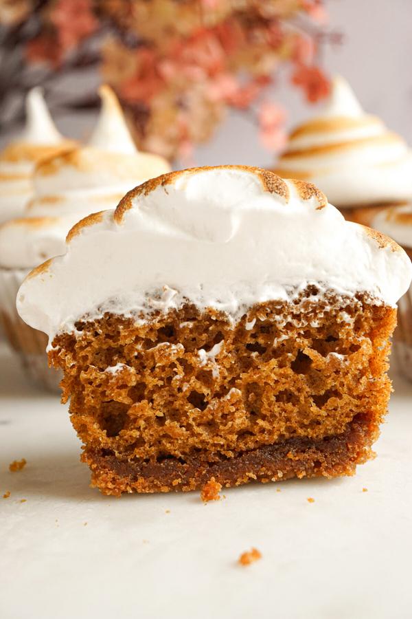 Gingersnaps Pumpkin Cupcakes With Marshmallow Frosting